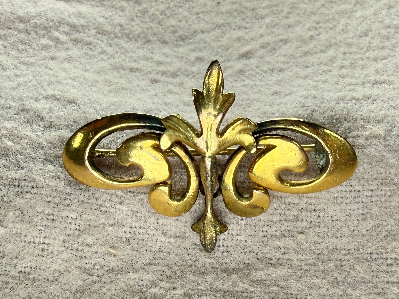 10K GOLD FLUER DE LIS WATCH PIN: This lot features an antique 10k gold Fluer de Lis watch pin with a total approx. weight of 3.47 grams. 