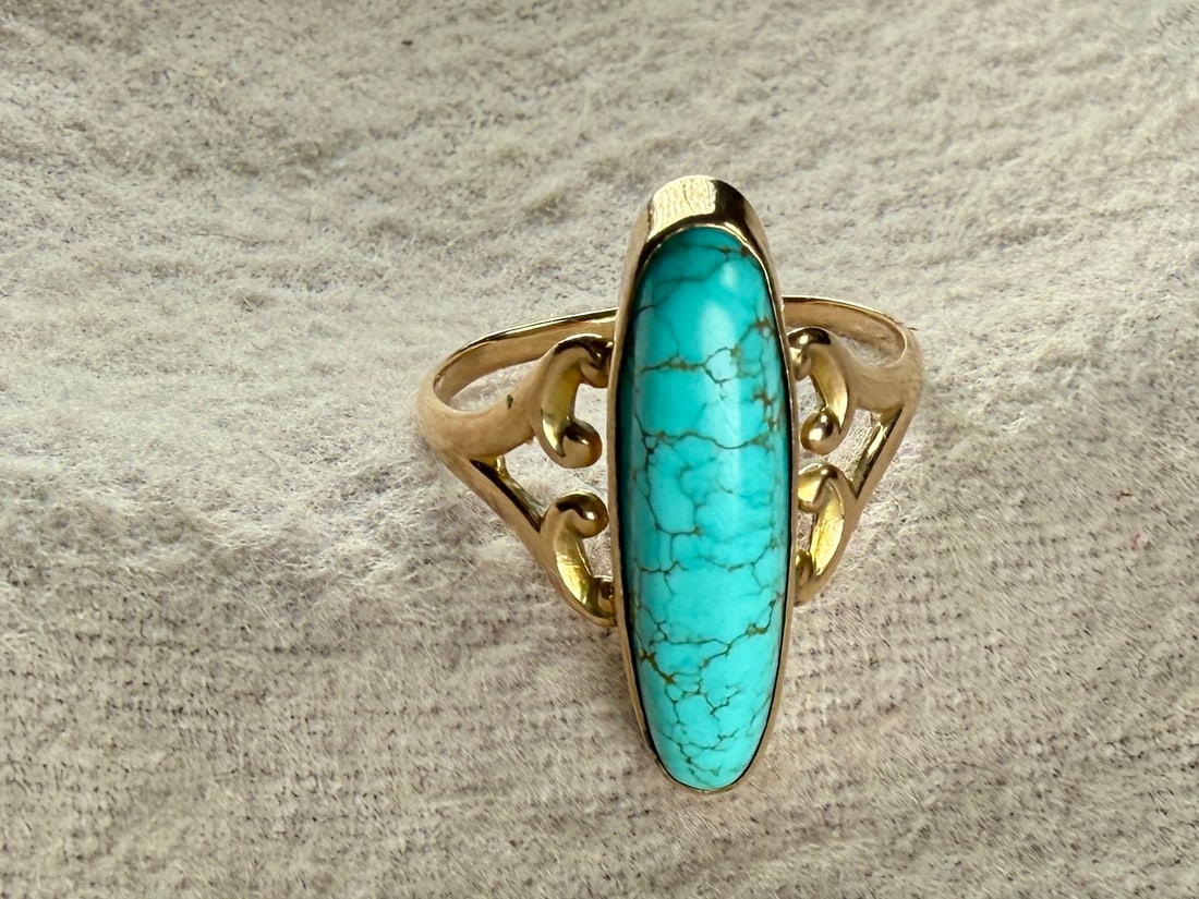 10K GOLD & TURQUOISE RING: This lot features a vintage 10k gold ring with what appears to be an elongated turquoise stone. This ring comes in a size 6.5 with a total approx. weight of 2.33 grams.