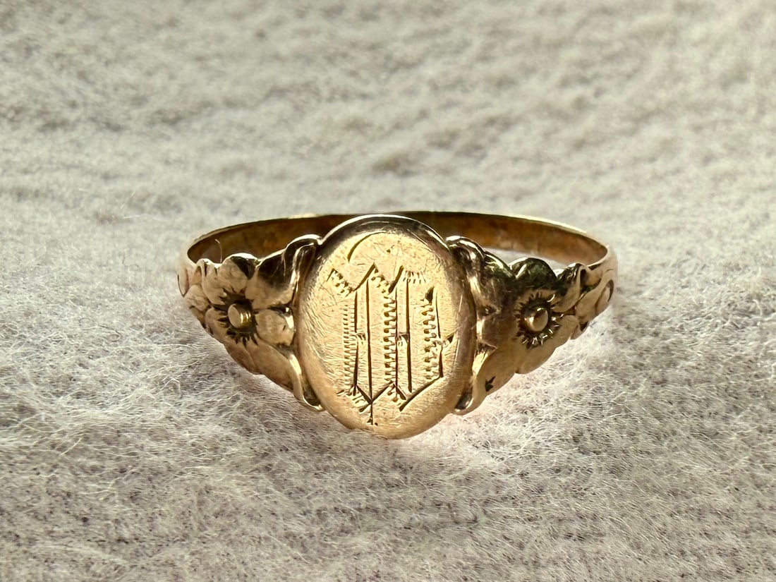 10K GOLD RING: This lot features an antique 10k gold ring in a size 5 with a total approx. weight of .89 grams.