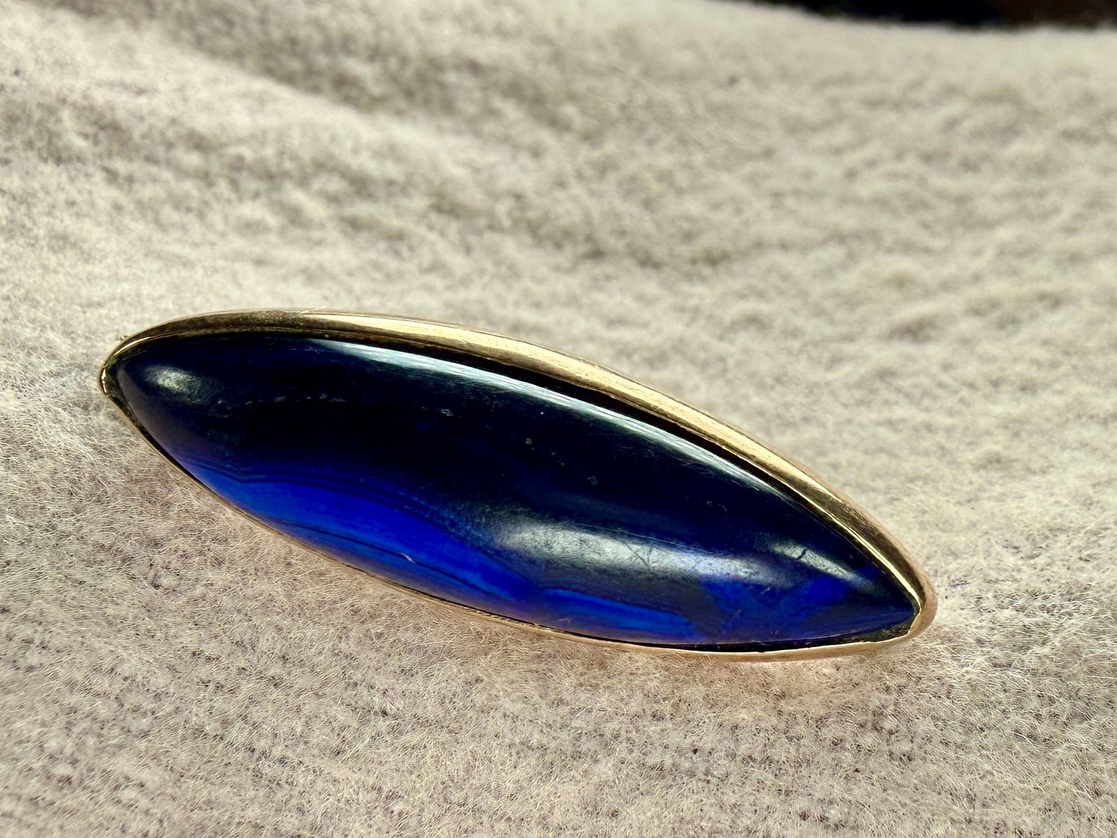 10K GOLD MARQUISE-SHAPED BROOCH: This lot features an antique 10k gold marquise-shaped brooch with a beautiful blue stone and total approx. weight of 3.55 grams.