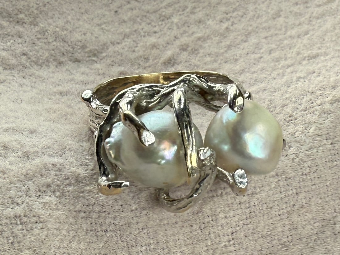 14K GOLD PEARL RING: This lot features a vintage 14k gold ring with two large genuine pearls. This ring comes in a size 8 with a total approx. weight of 8.34 grams.
