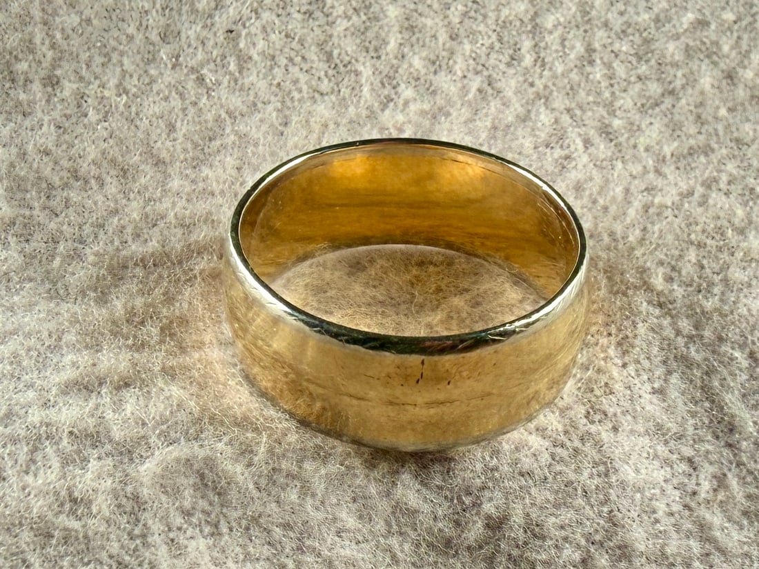 14K GOLD BAND: This lot features a 14k gold band in a size 8.5 with a total approx. weight of 6.40 grams. Primarily yellow gold with a small white gold accent on top/bottom.