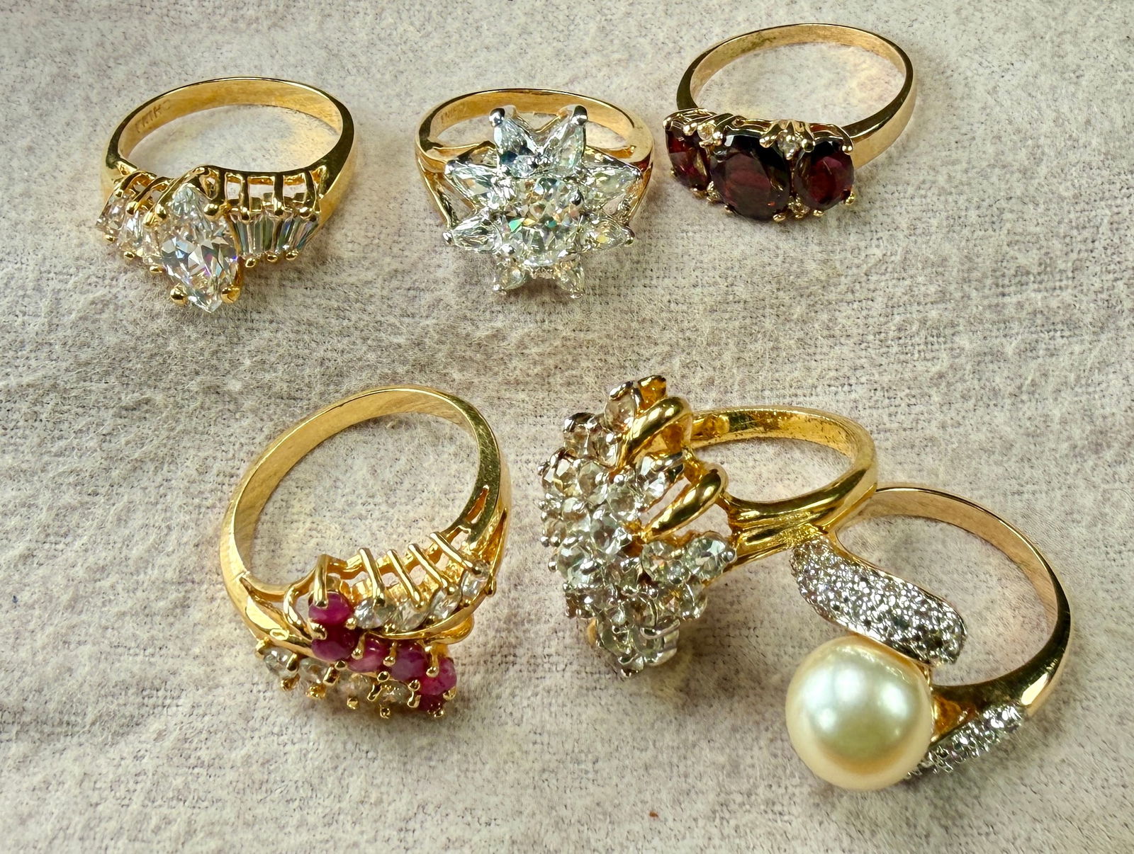 QUALITY GOLD-PLATED RING COLLECTION: This lot features a collection of vintage gold-plated rings in sizes 6.5, 7, 8, 9 (x2), and 10.