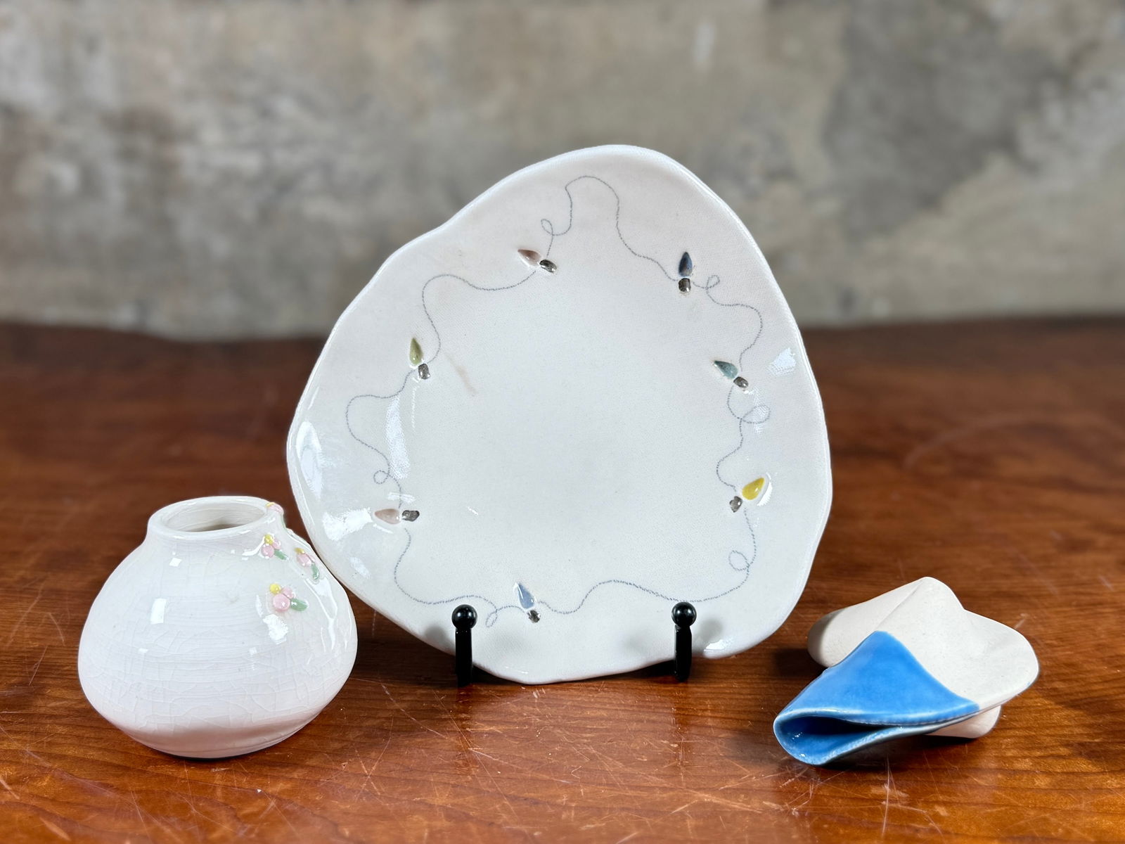 MARY LOU ZEEK, POTTERY COLLECTION: This lot features a pottery collection by listed Oregon artist, Mary Lou Zeek. All three pieces are in good condition, with two of them signed on the verso as shown in photos.