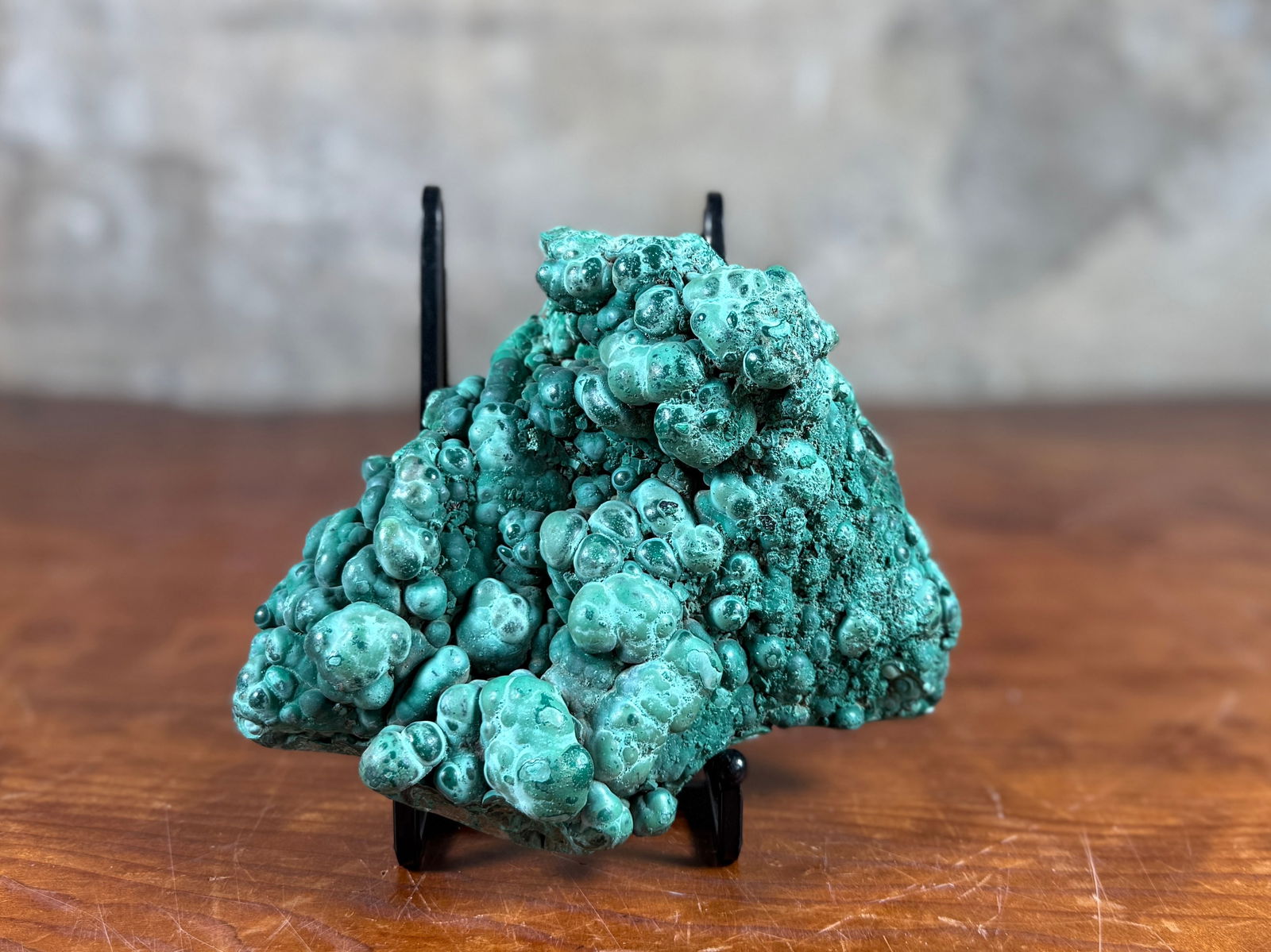 LARGE MALACHITE SPECIMEN: This lot features a stunning Malachite specimen that measures, 6'' H x 7'' W.