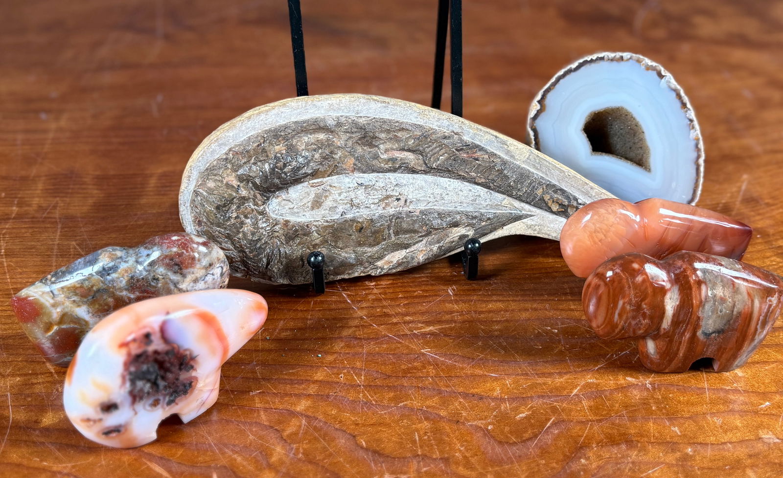 FOSSIL, ROCK, & SCULPTURE COLLECTION: This lot features a wonderful curated collection of a fossil, rock sculptures, and more. All items appear to be in very good condition.