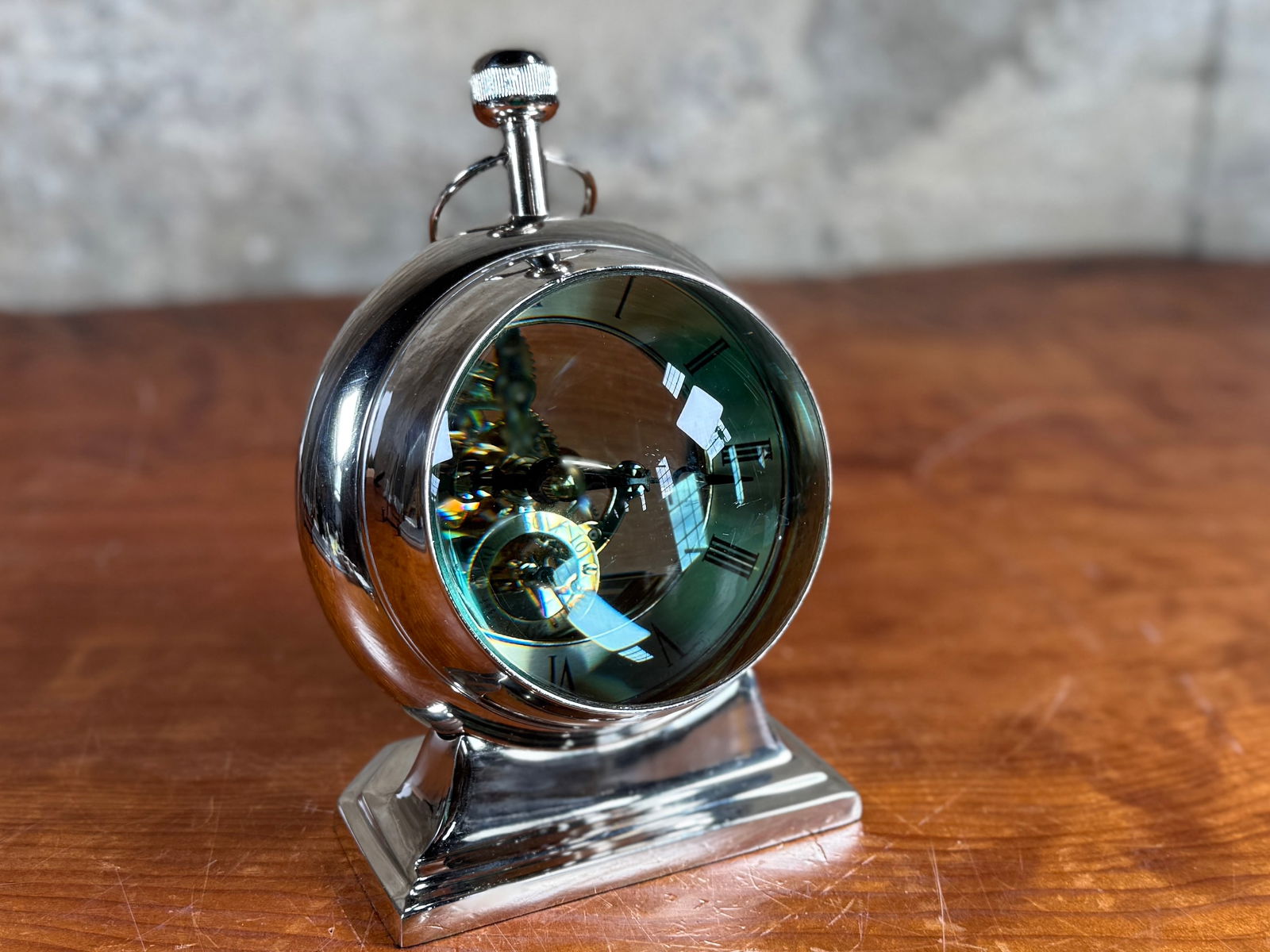 MAGNIFYING MANTLE CLOCK: This lot features a modern magnifying mantle clock in good working condition (battery operated).