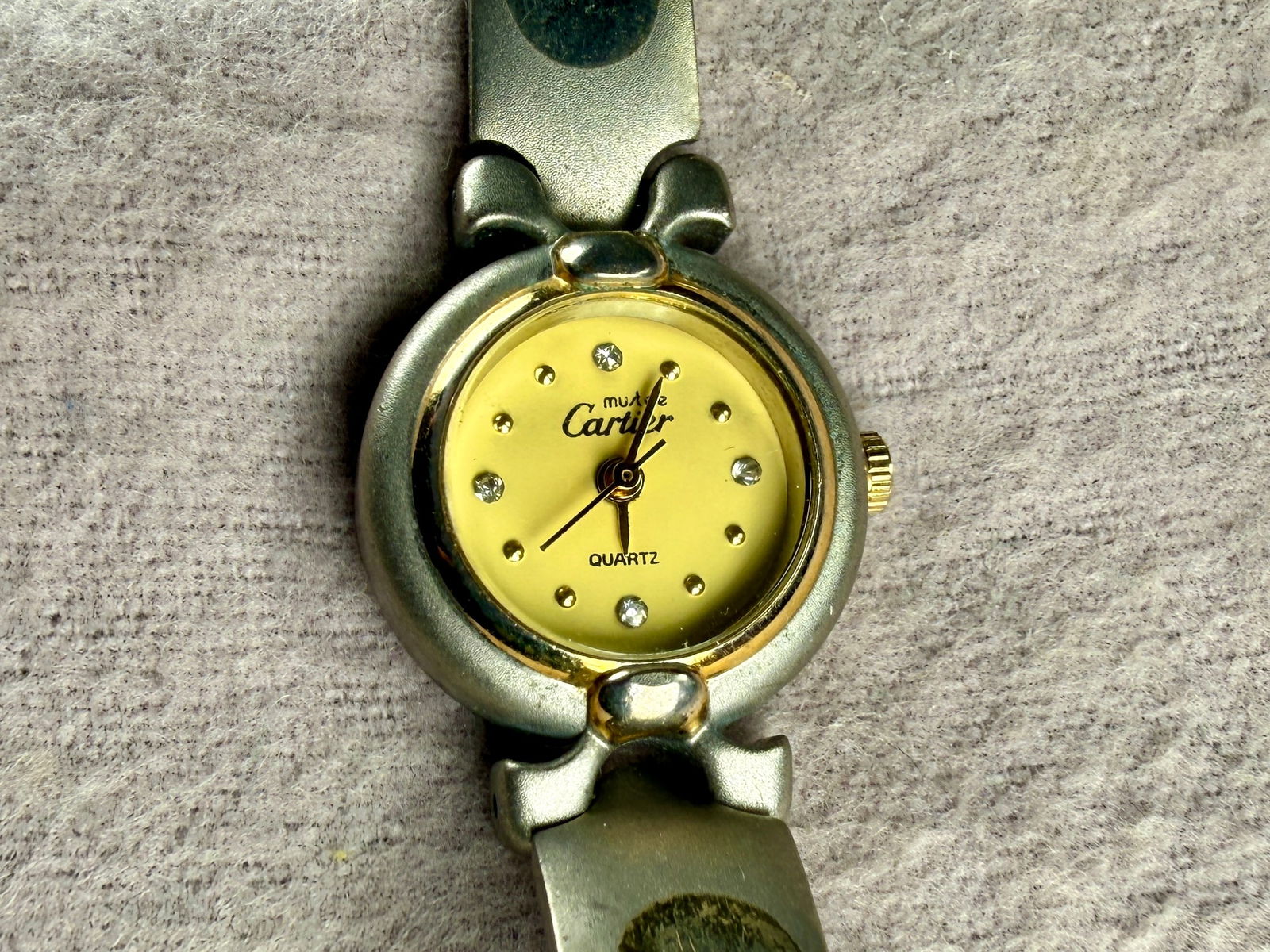 CARTIER, QUARTZ WATCH: This lot features a vintage Cartier quartz watch with a 20mm case. Service history unknown, will need a battery at the minimum to run.