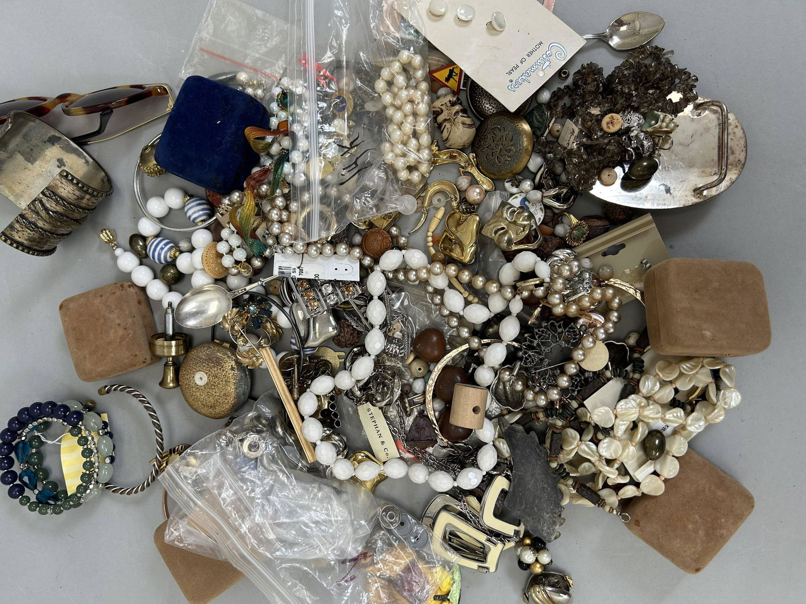 Costume Jewelry Lot Earrings Bracelets Necklaces Brooches Loose Beads (1 of 3)