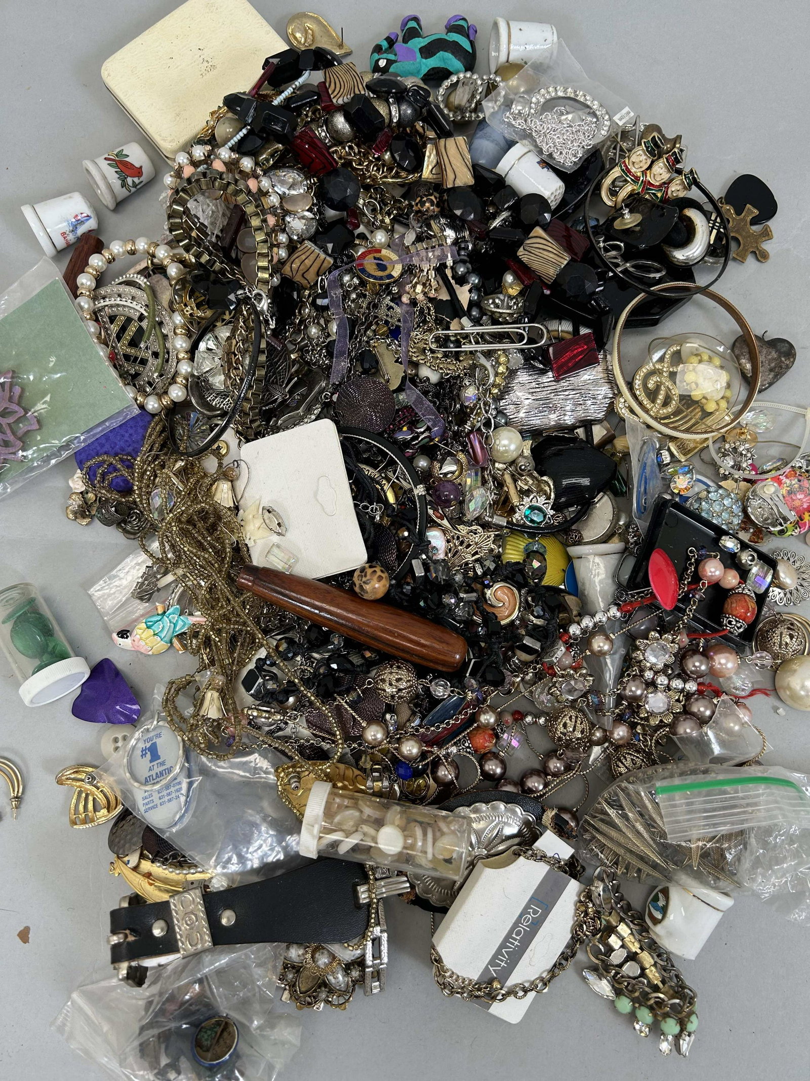 Costume Jewelry Lot Earrings Bracelets Necklaces Brooches Pendants (1 of 3)