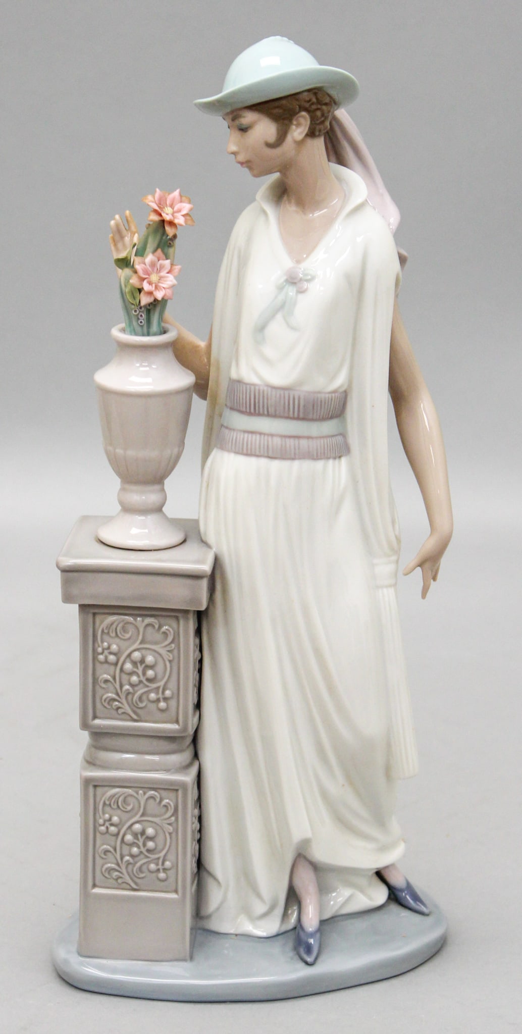 Lladro "Lady Grand Casino" 5175 Figurine (1 of 8)