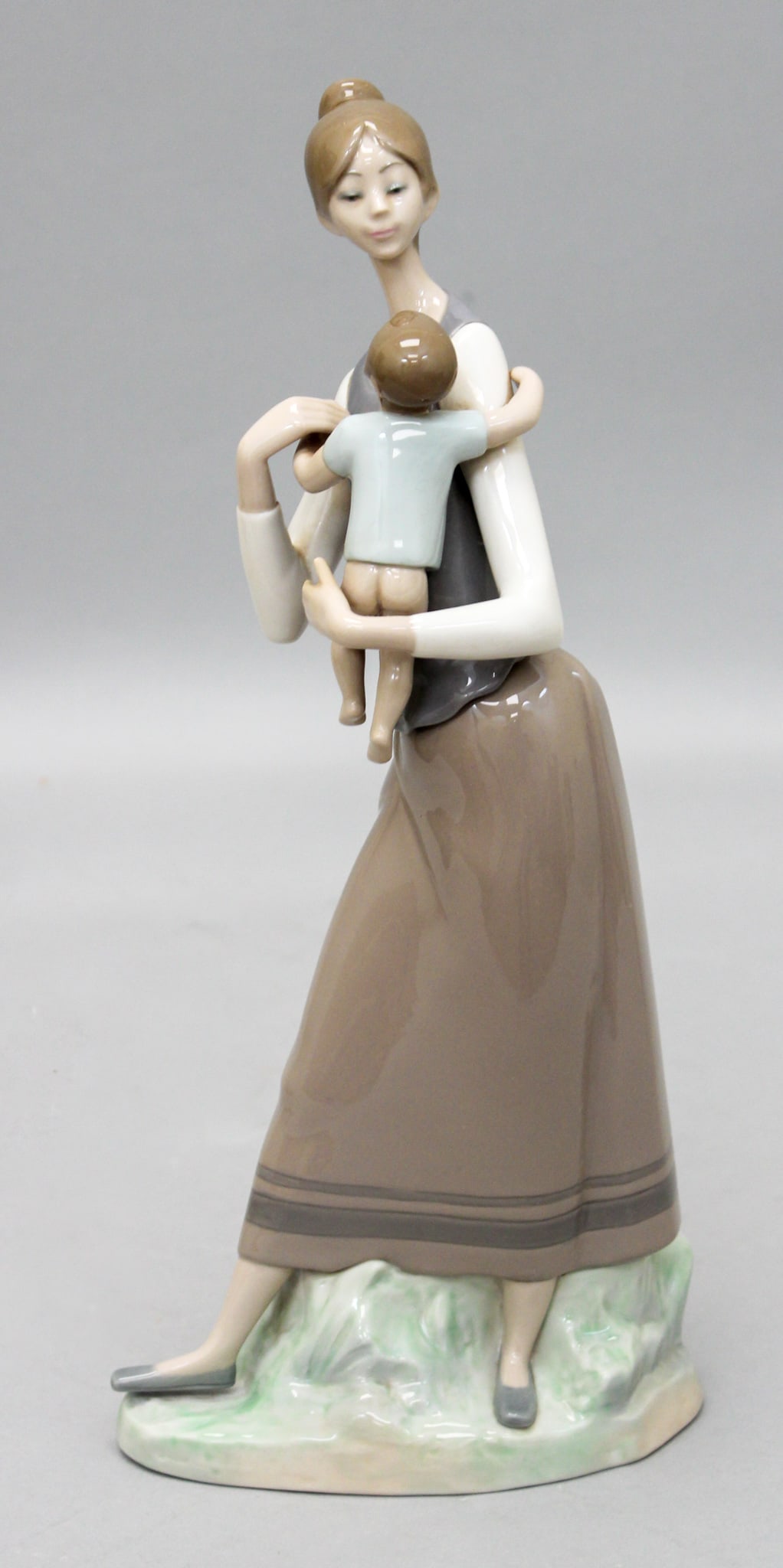 Lladro "Mother and Child" 4701 Figurine: Lladro "Mother and Child" 4701 figurine, mark on bottom Lladro, Hand Made in Spain, 21 JU, 13.25"h x 6"w x 3.25"d in original box 7"h x 16"w x 8"d