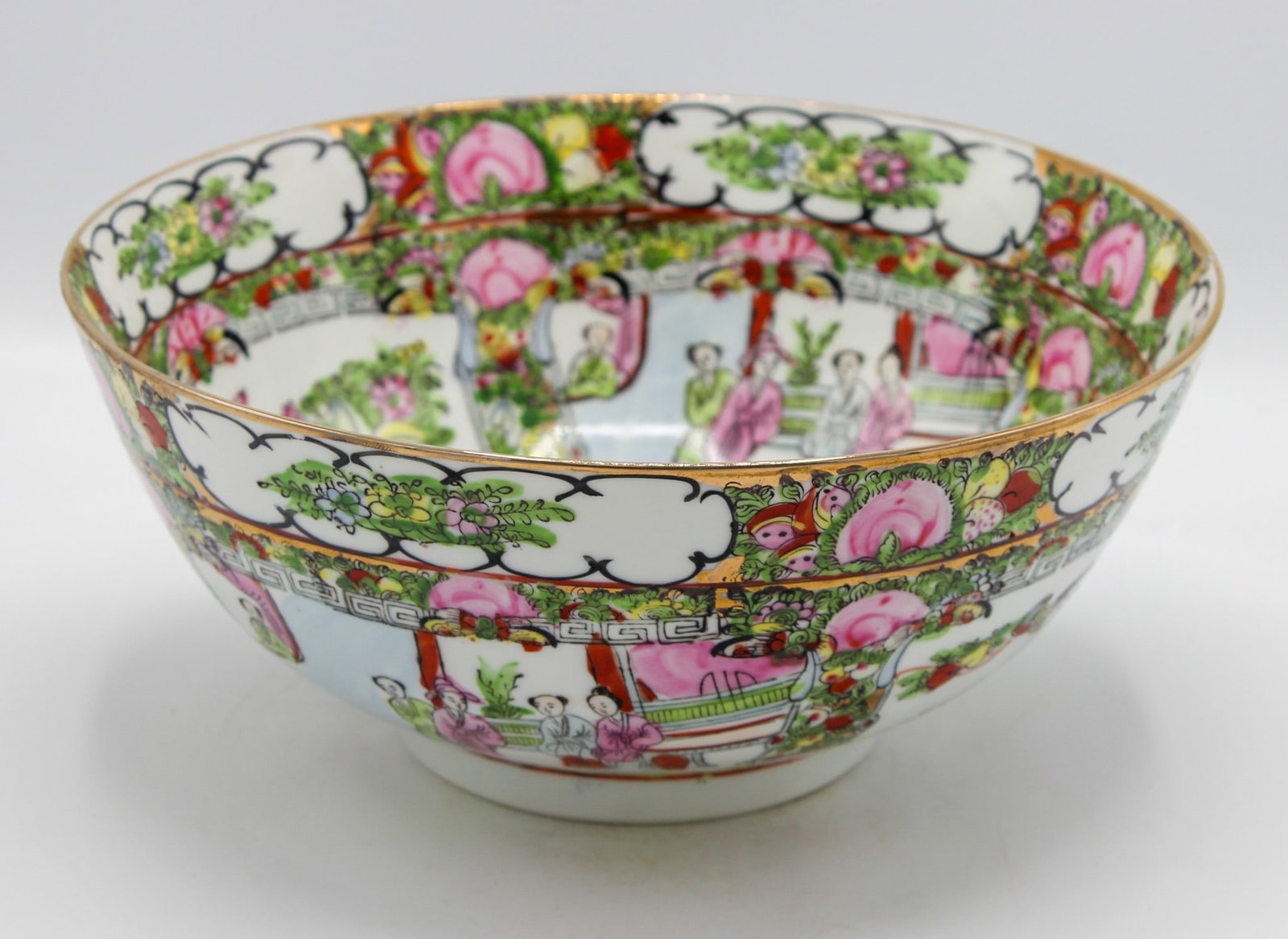 Vintage Chinese Rose Medallion Porcelain Bowl: Vintage Chinese Rose Medallion porcelain bowl, mark red stamp on bottom, 10"d