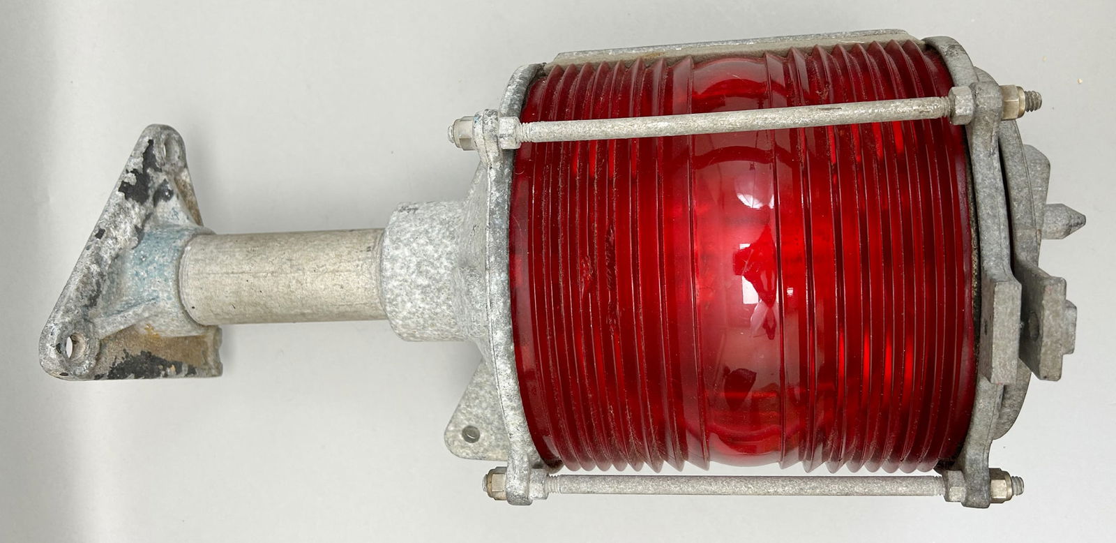 Marine Pier Navigation Lamp with red Fresnel Lens made by B&B Enginerring Corporation (1 of 6)