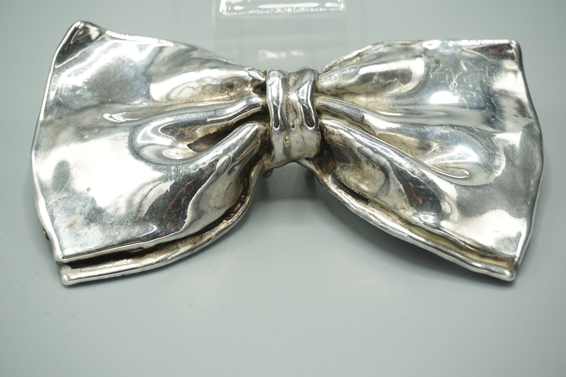 Sterling Silver Bow Shaped Belt Buckle: Sterling silver bow shaped belt buckle. Made in Israel. Wgt: 49 gr, All weights are approximate