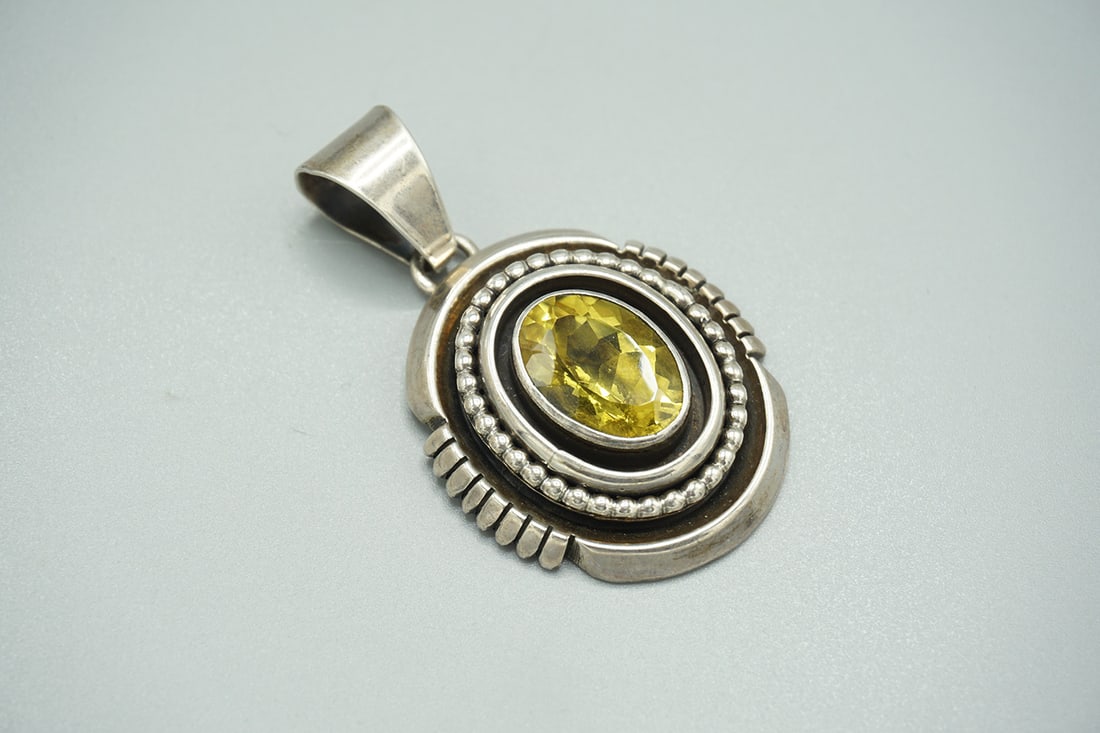 Ray Bennett Sterling Silver Pendant with Yellow Stone: Ray Bennett Pendant with Yellow Stone. Wgt: 23 gr, All weights are approximate