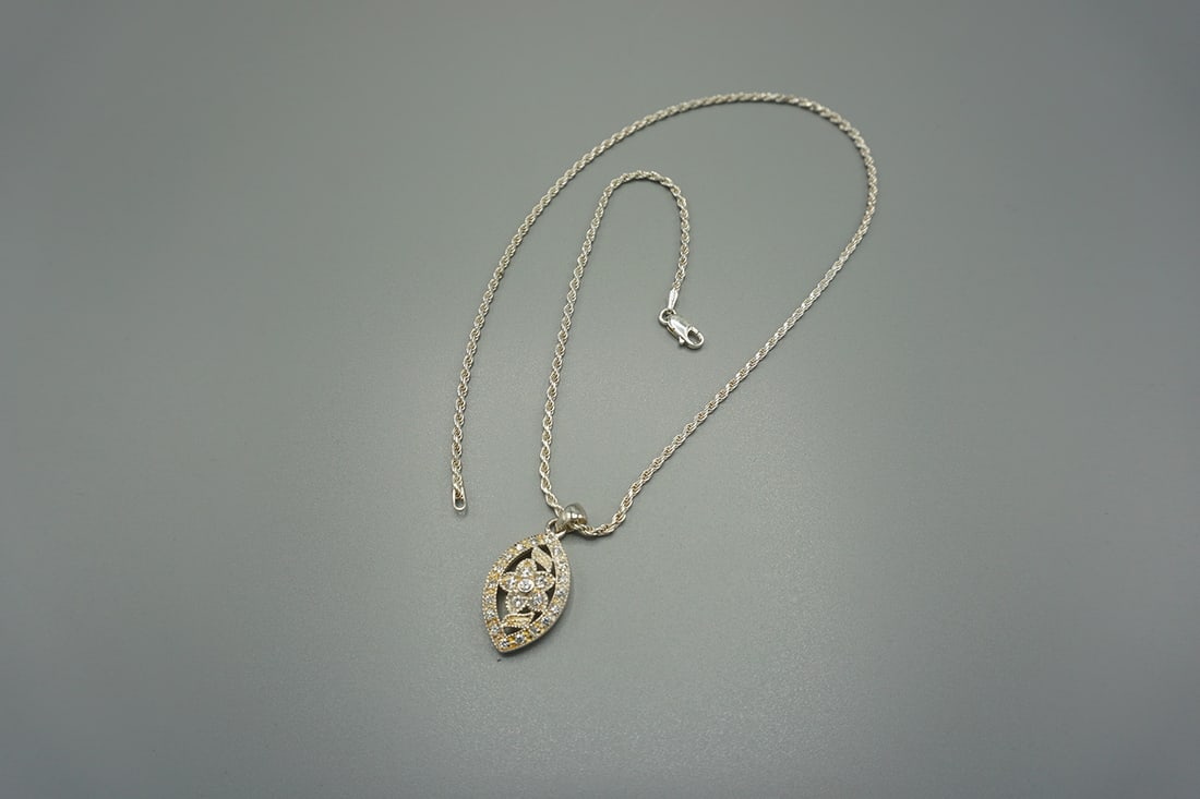 Sterling Silver flower Stone Pendant with Rope Chain: Sterling Silver flower pendant with rope chain - wgt: 9 gr, All weights are approximate