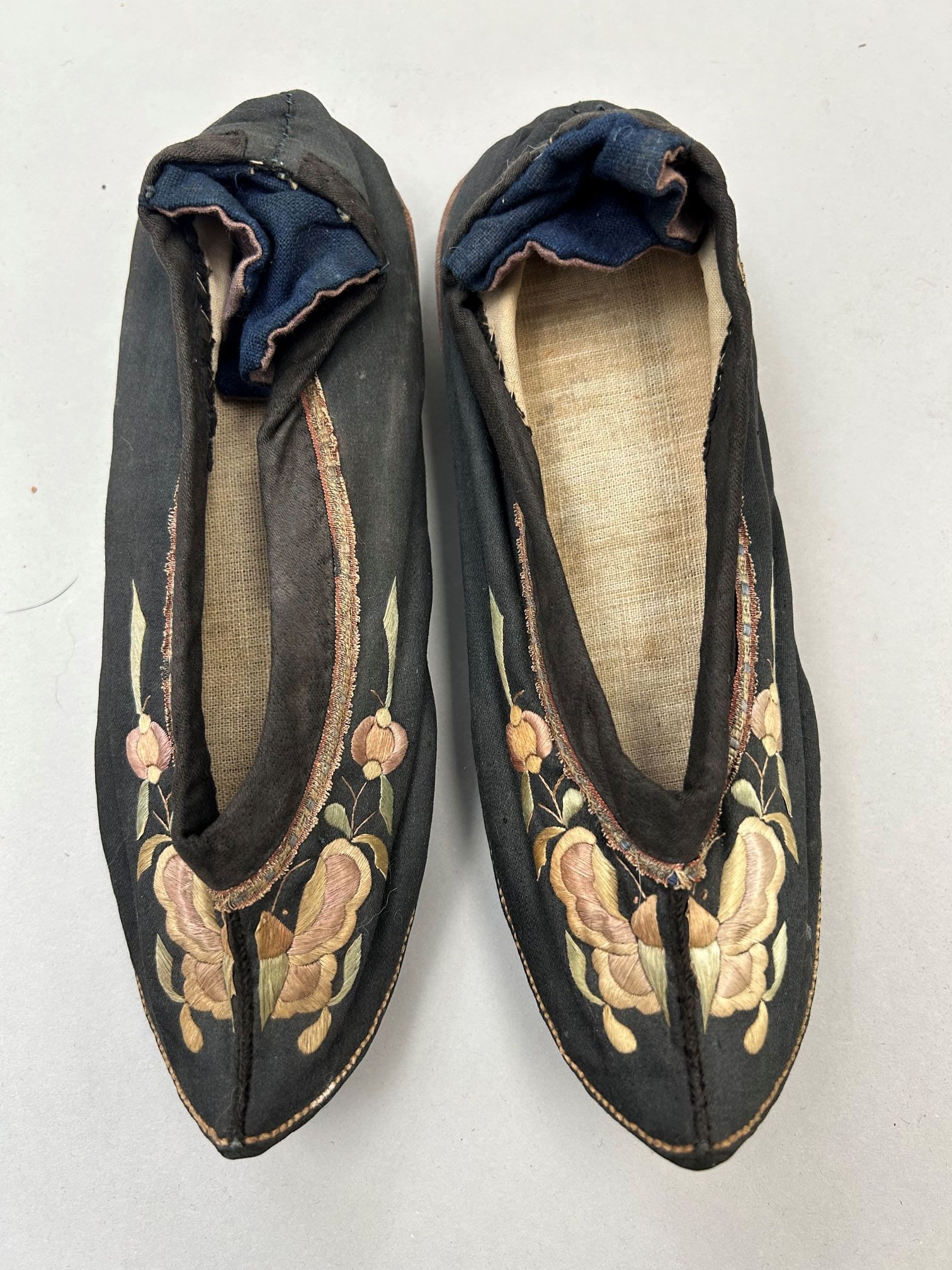 A Pair of Embroidered Silk Shoes, 19th Century Qing Dynasty: A pair of embroidered silk shoes, Qing Dynasty, 19th century, 9"length x 3"width x 1"heel height