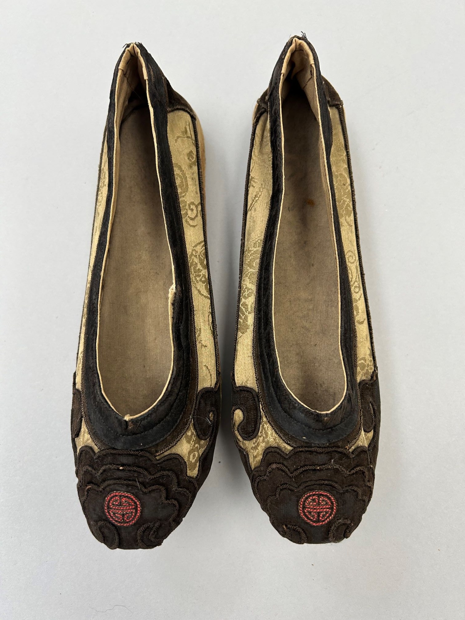 A Pair of Embroidered Silk Shoes, 19th Century Qing Dynasty: A pair of embroidered silk shoes, Qing Dynasty, 19th century, 9"length x 3"width x 1"heel height
