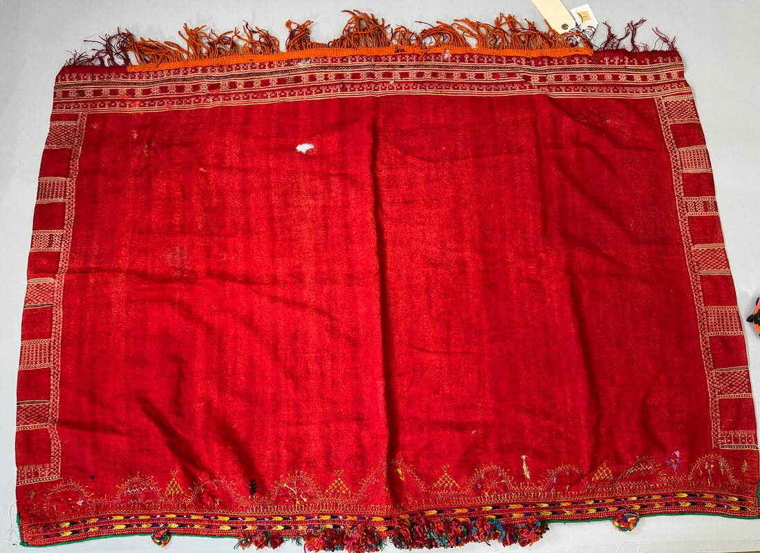 Tunisian Wool Wedding Shawl: Tunisian wool wedding shawl. D: 53L x 38.W.