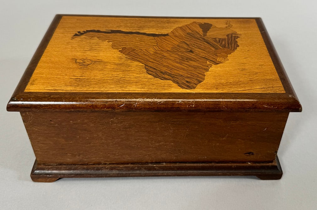 Vintage South American Pop-Up Cigarette Dispenser: Vintage South American Pop-Up Cigarette Dispenser. D: W7.75 x D5 x H3 in.
