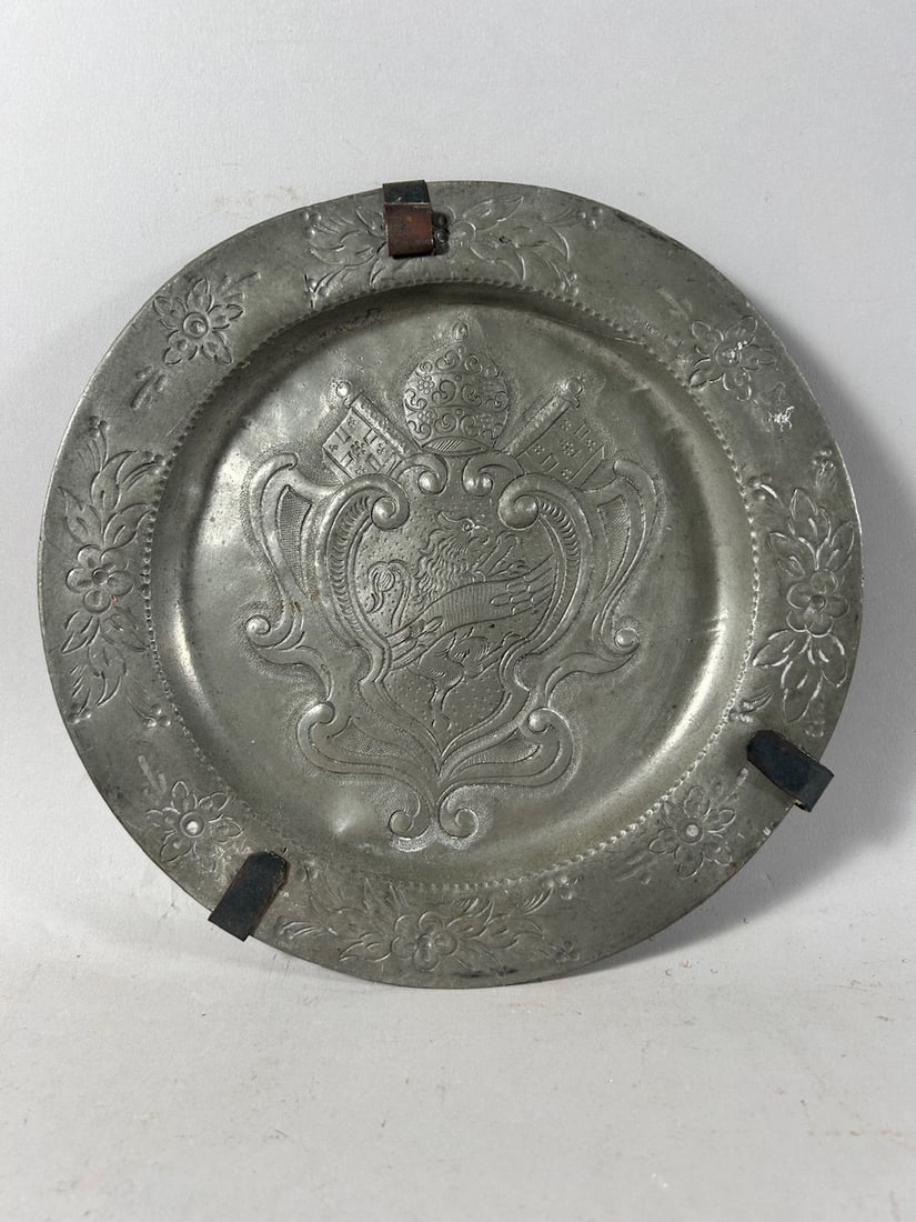 Vintage/Antique Pewter Plate: Vintage/Antique Pewter Plate. 1/2"h x 9.5"w (diameter)