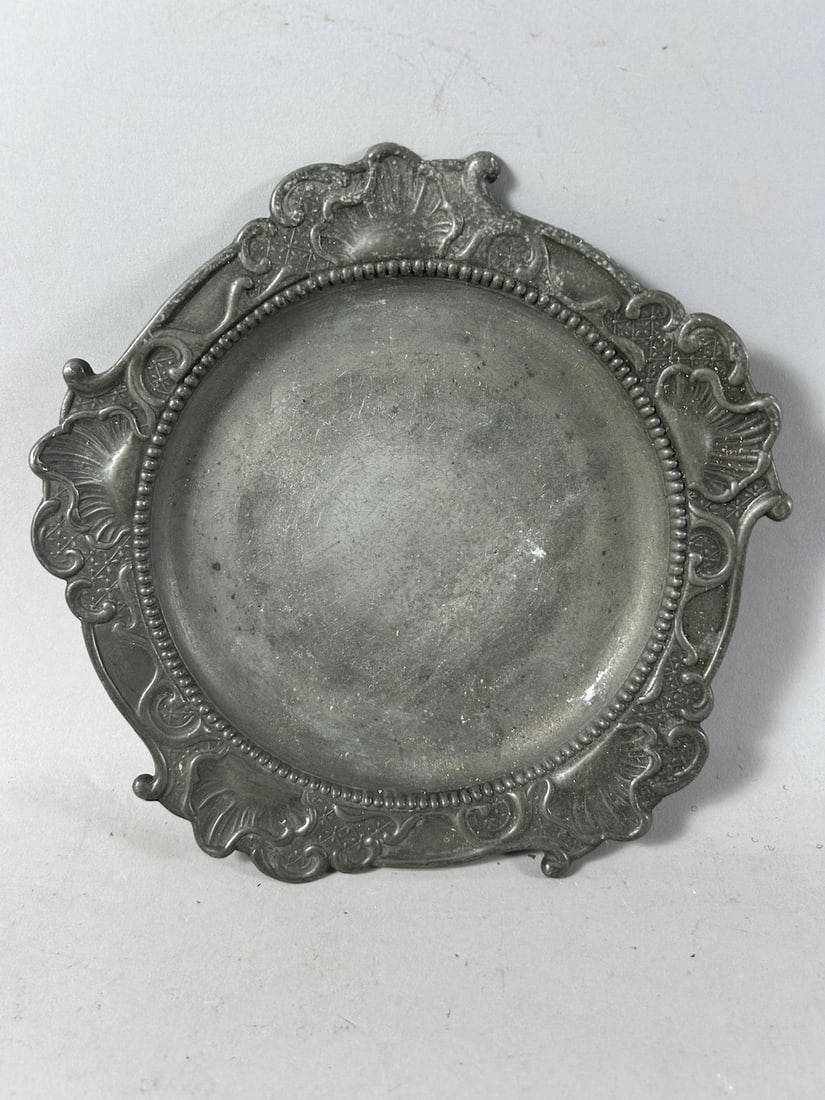 Vintage/Antique Pewter Plate: Vintage Pewter Plate. 1/2"h x 8"w (diameter)