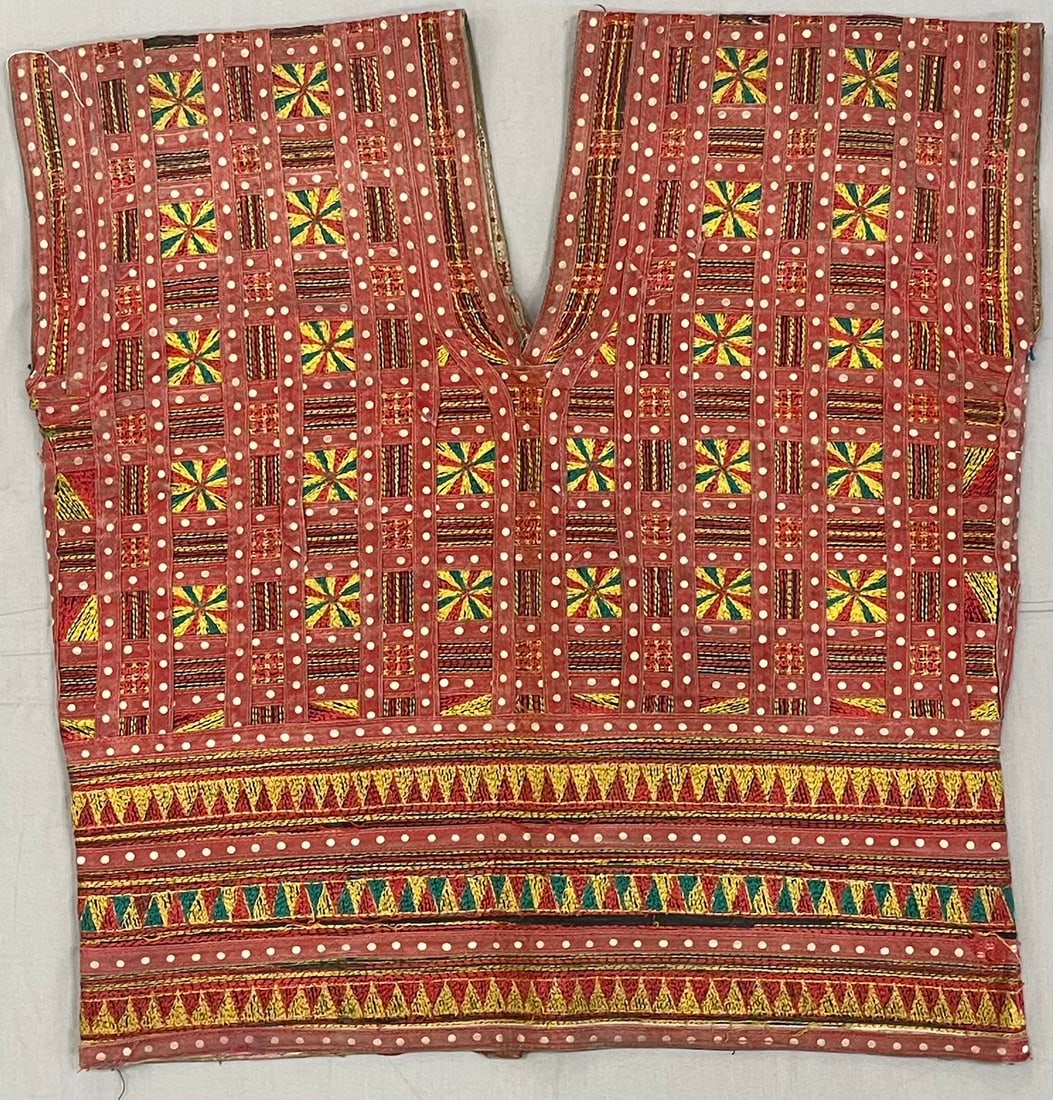 Vintigae Indian Vest: Traditional Indian Vest w/detailed Embroidery. D: 16"l x 16.25"w