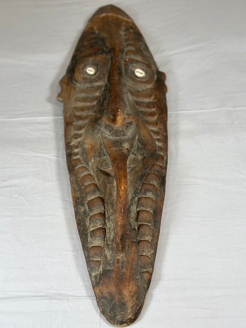 Ramu River Hand-Carved Mask From Papua New Guinea Date Back Mid-20th Century: Ramu River Hand-Carved Mask From Papua New Guinea Date Back Mid-20th Century. D: 36" Length.