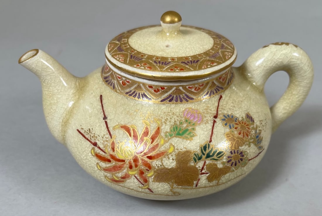 Japanese Miniature Satsuma Teapot: Vintage Japanese Miniature Satsuma Teapot Earthenware Pottery. D: 2.5'h x 4.5'w