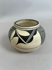 Native American Acoma Pueblo New Mexico Pottery Signed B. Garcia