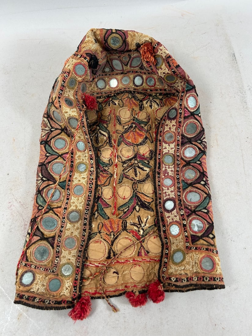 Vintage Indian Headdress: Vintage Indian Headdress. 13"h x 8"w