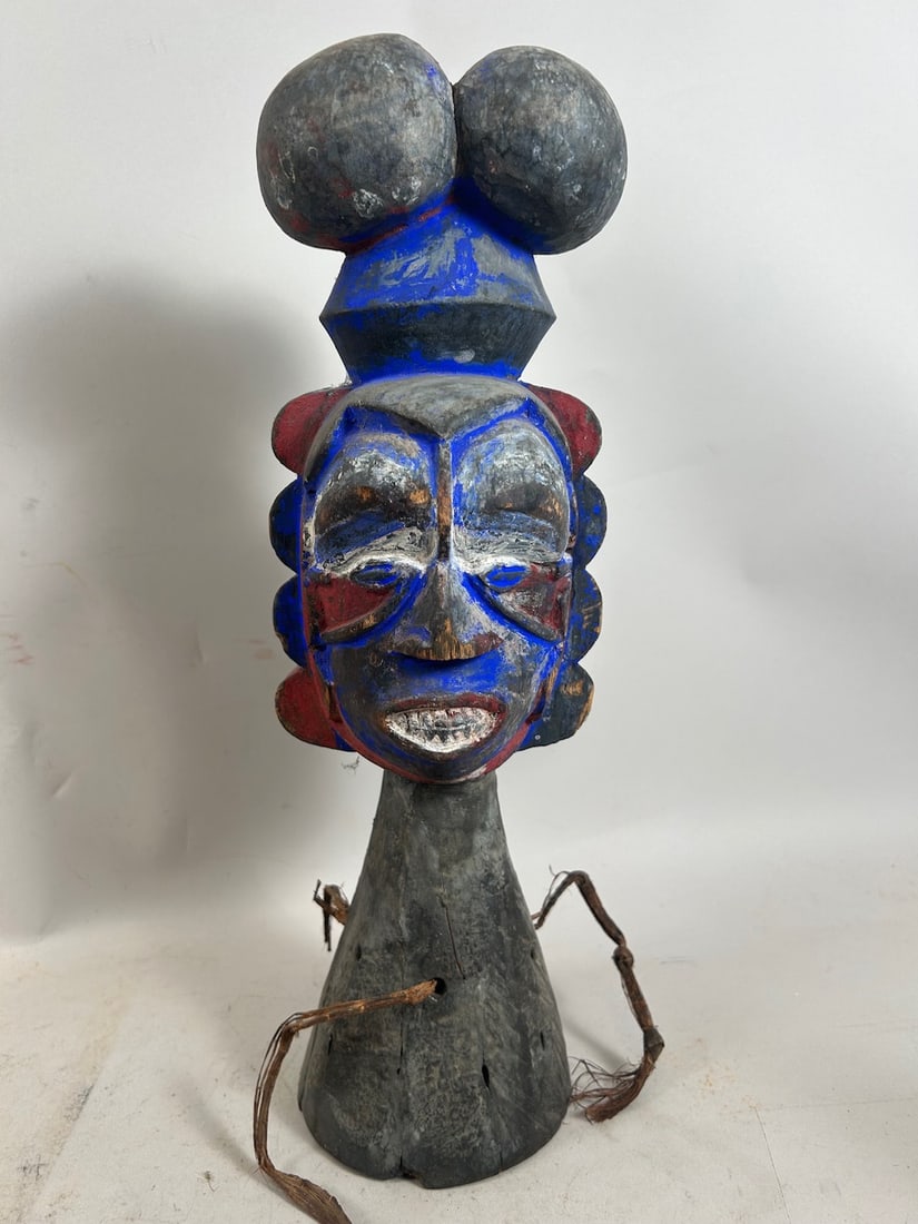 West African, Nigeria, Igbo, Carved Wood Headrest: West African, Nigeria, Igbo, Carved Wood Headrest. 15"h x 4.5"w x 4"l