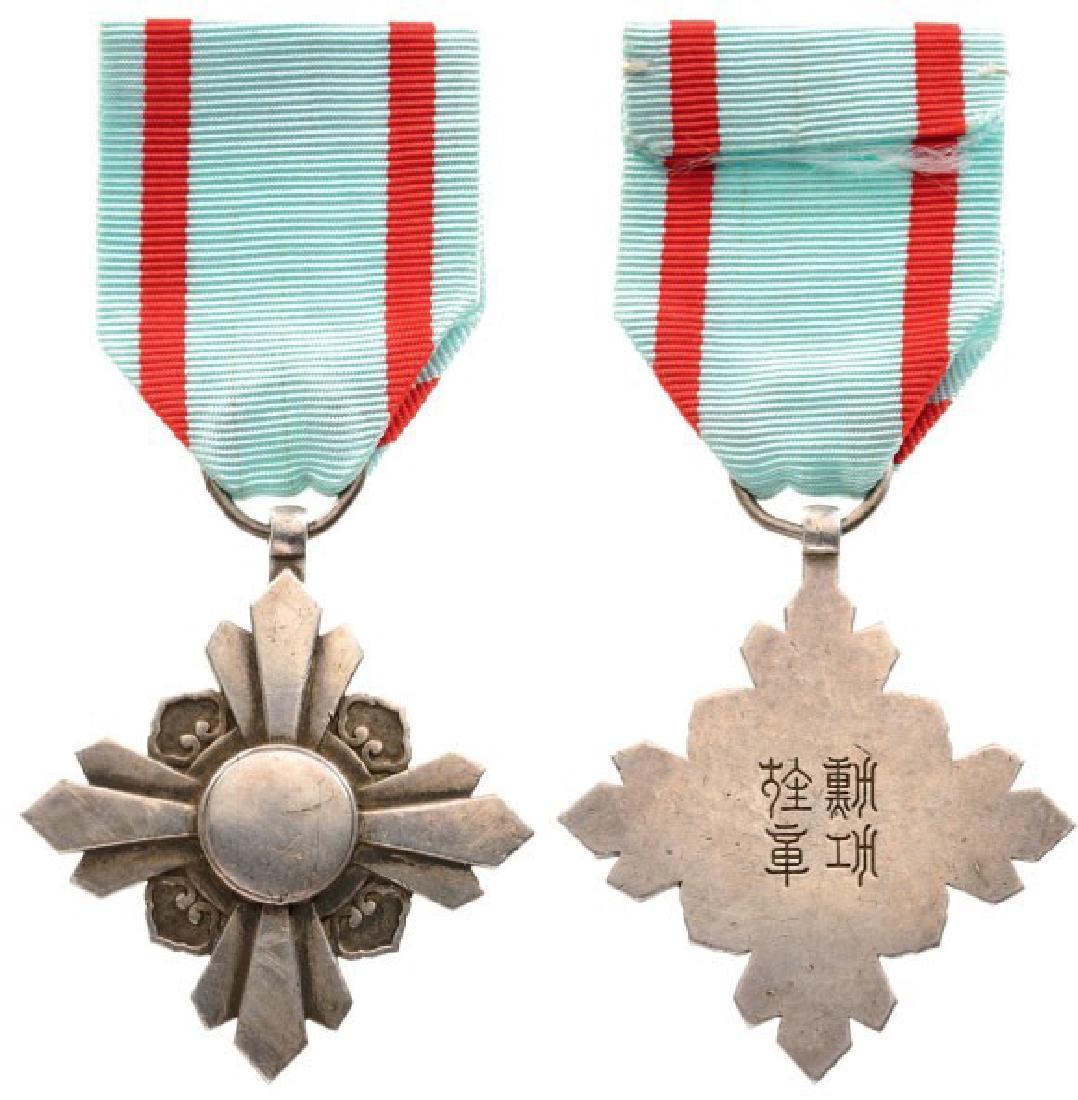 ORDER OF THE AUSPICIOUS CLOUDS: 8th Class Medal, instituted in 1936. Breast Badge, 45 mm, Silver, original suspension ring and ribbon. I