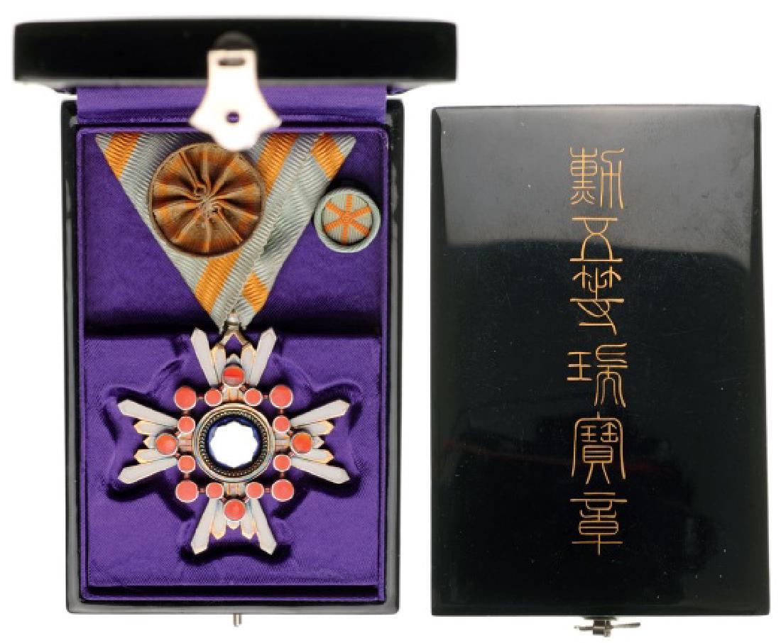 ORDER OF THE SACRED TREASURE (Kunnito zuihisho): 4th Class Cross, instituted in 1888. Breast Badge, 44 mm, silver partially gilt, enameled, superimposed part silver, enameled, original suspension ring and ribbon with rosette, in lacquered case of is