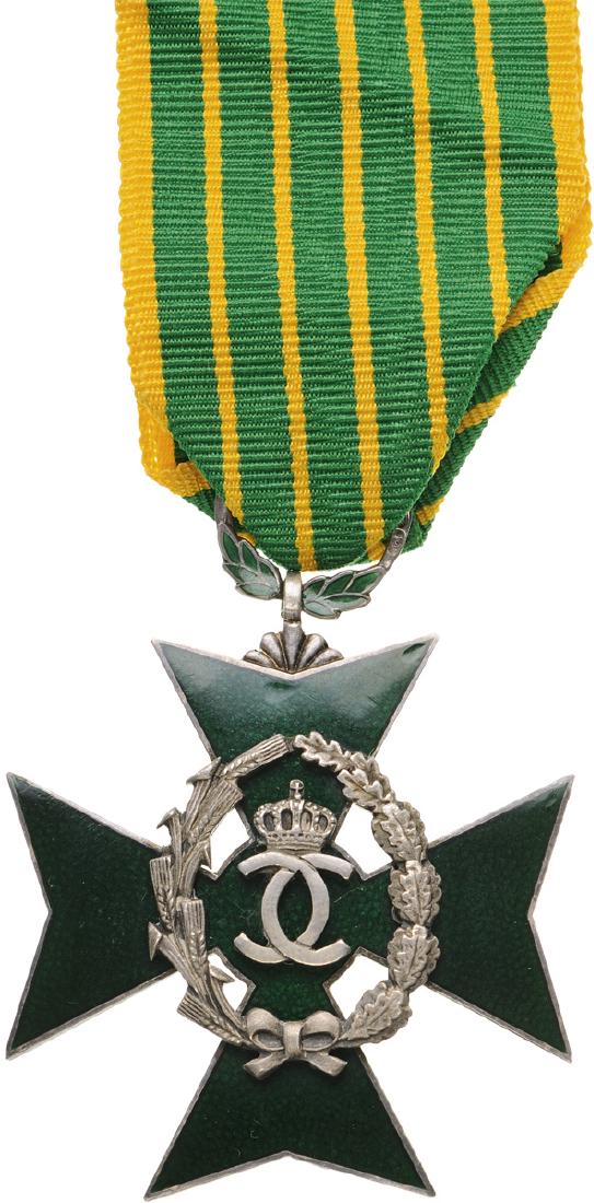 ORDER OF AGRICULTURAL MERIT: Knight’s Cross, 1st Model, instituted in 1932. Breast Badge, 44 mm, Silver, hallmarked "900", maker’s mark "crown, KK", one side enameled, obverse with wreath of oak leaves and corn ears, in the c
