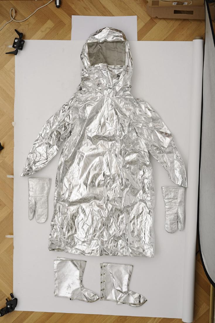 Aluminized Heat Protection suit ISOTEMP, after 1990: Contains: Hooded jacket zipper, pants, gloves, leggings, transport bag. Very good condition! I-II