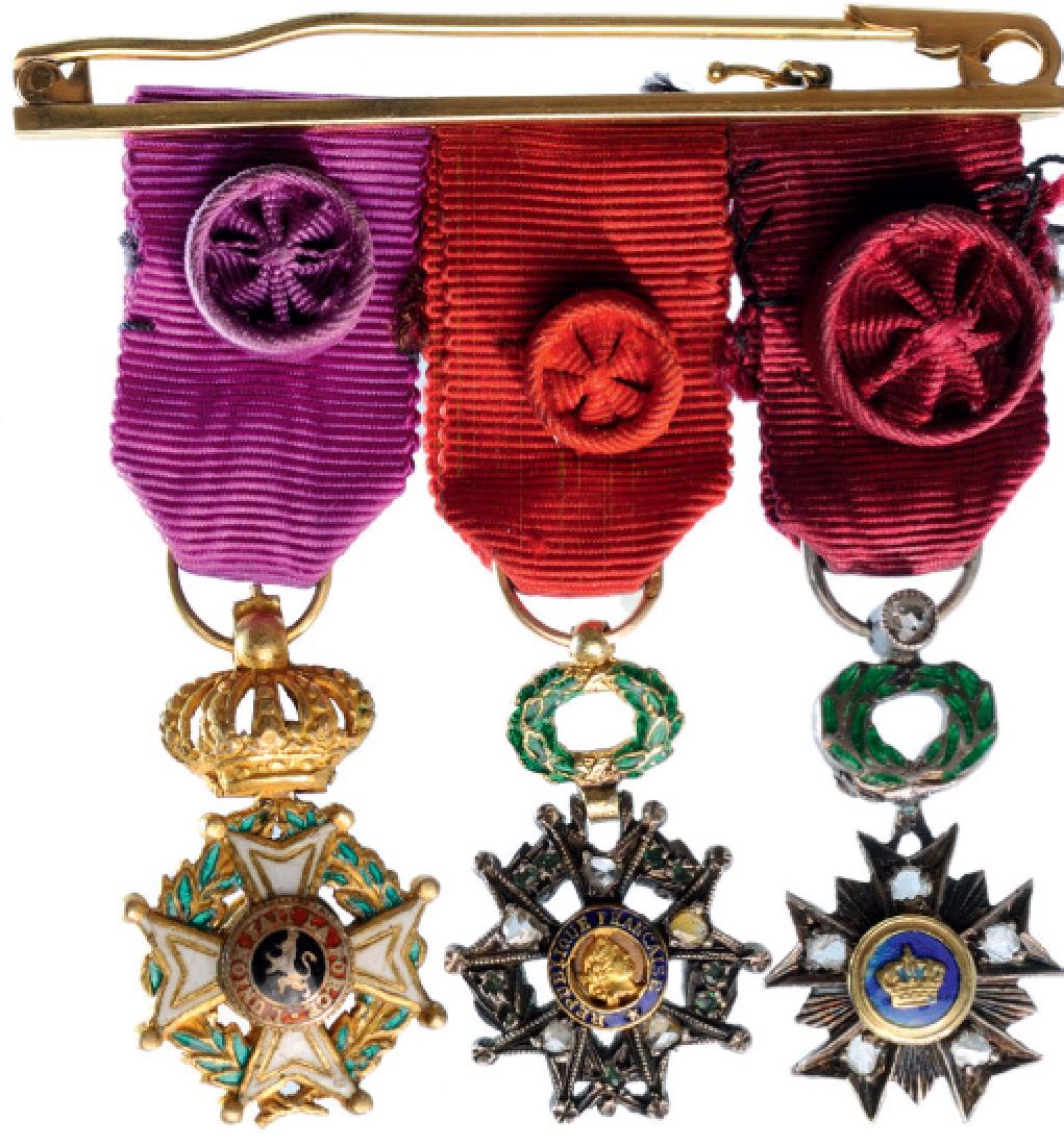 MEDAL BAR WITH 3 LUXURY MINIATURE DECORATIONS (1 of 1)