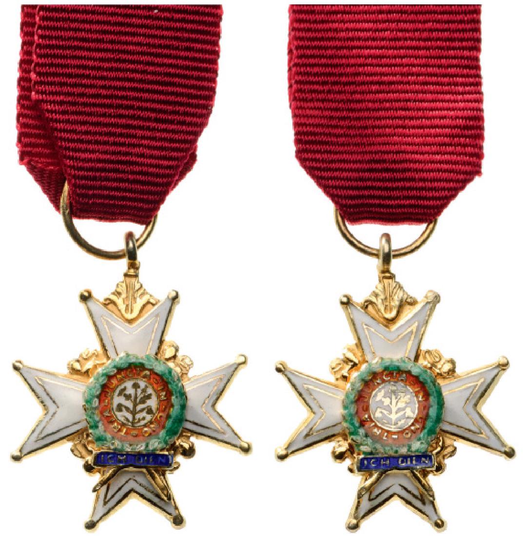 THE MOST HONORABLE ORDER OF THE BATH: Military Miniature. Breast Badge, gilt Silver, 20 mm, both sides enameled, original suspension ring and ribbon. Extremely fi ne and rare! I R! 1428
