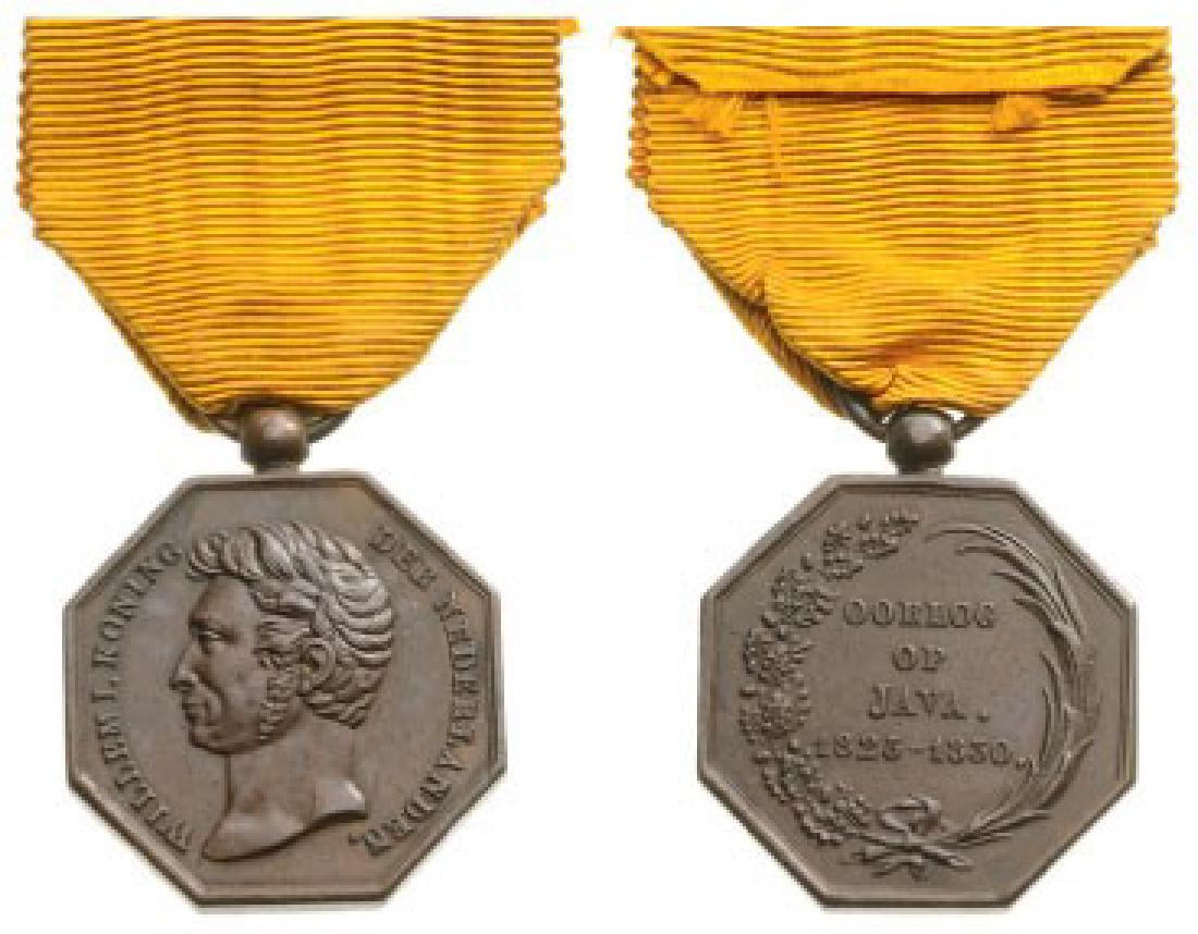Java War Medal, 1825-1830: Breast Badge, 29 mm, Bronze, obverse with bust of Wilhelm I King of the Netherlands, reverse with inscription "Oorlog op Java, 1825-1830", with original suspension ring and ribbon. In excellent condit
