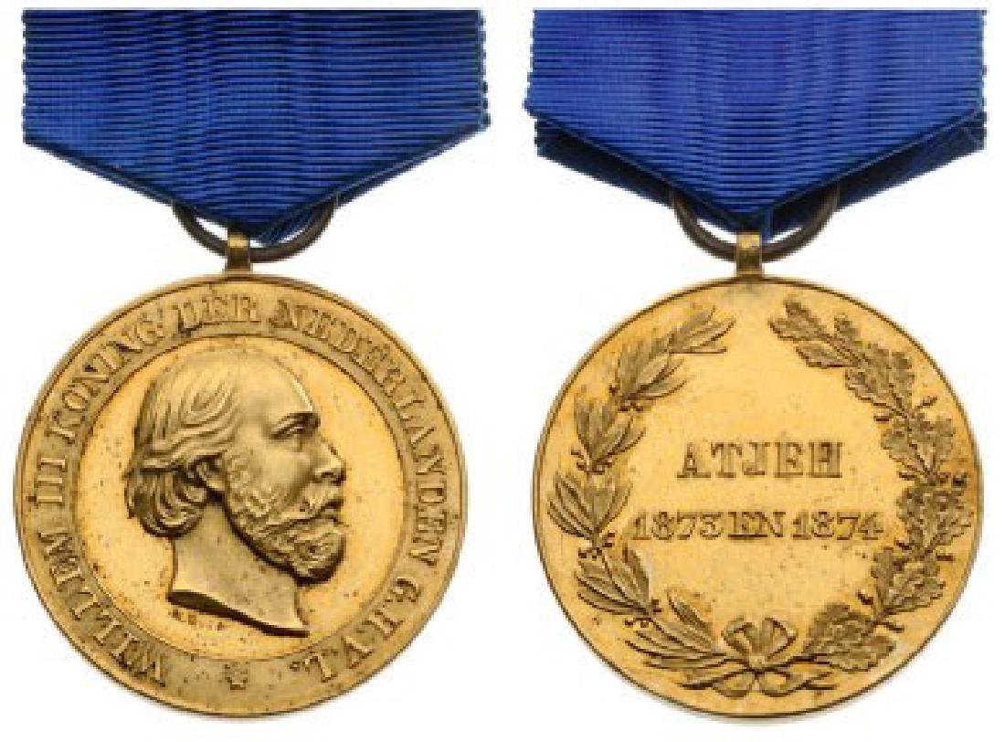 Atjeh Campaign Medal, 1873-1874: Breast Badge, 36 mm, gilt Bronze, obverse with bust of Wilhelm III King of the Netherlands, reverse with inscription "Atjeh, 1873 en 1874", with original suspension ring King of the Netherlands, rever