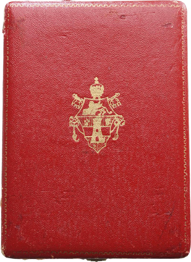ORDER OF SAINT SYLVESTERÂ : Commanderâ€™s Cross Box. Case of issue, 160x117x23 mm, by â€œTanfani & Bertarelli, Romaâ€œ with weapon on the lid. I BS243