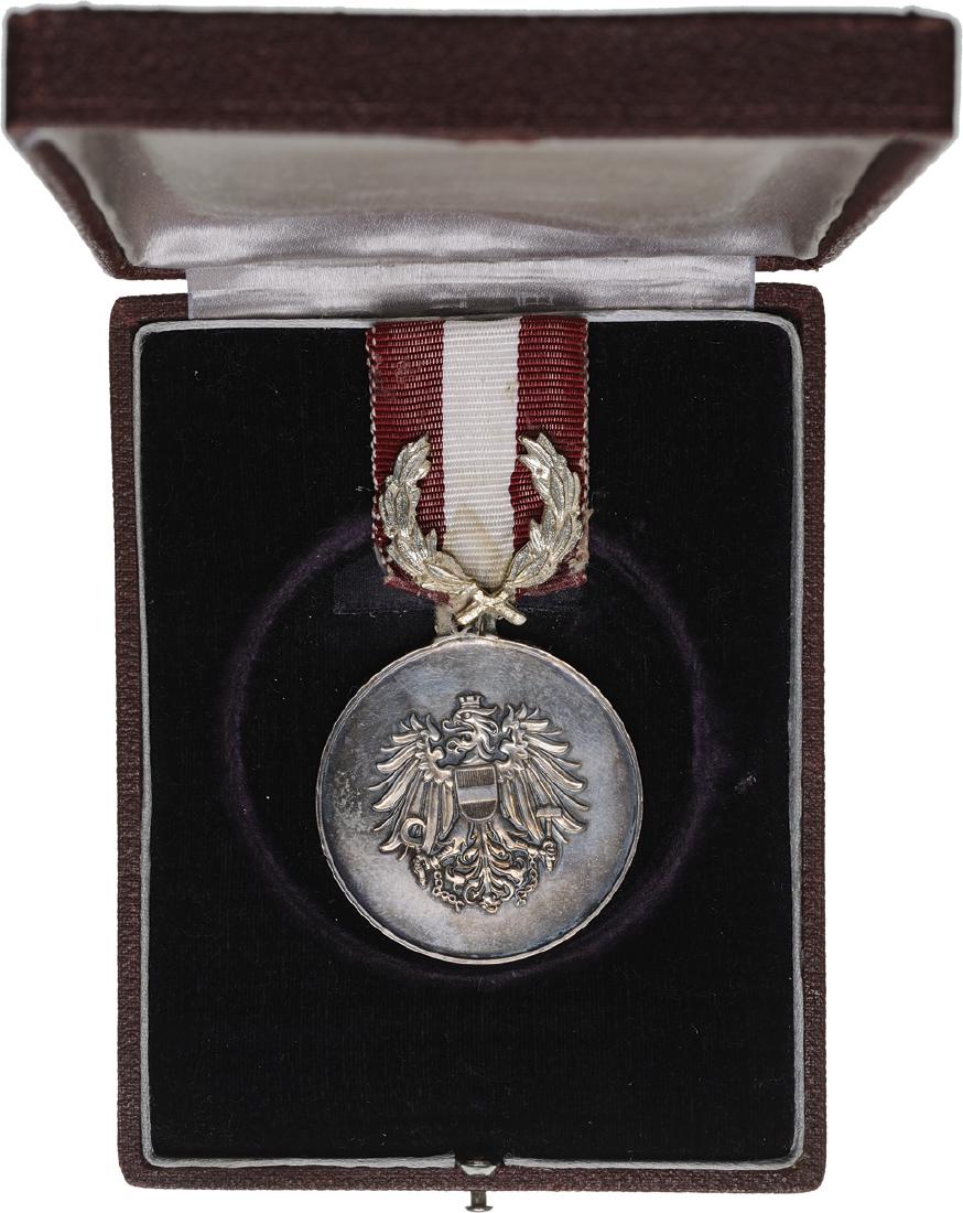 Liberation Medal, 2nd Republic: Breast Badge, 41 mm, Silver, original suspension ring and ribbon, in case with Austrian weapon on the lid. I