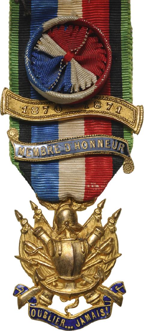 Society of Veterans of the 1870-1871 War against: Breast Badge, 35 x 30 mm, gilt Bronze, enameled, original suspension ring and ribbon with rosette and 2 clasps â€œ1870-1871â€, â€œMembre d'Honneurâ€. Scarce! I R!