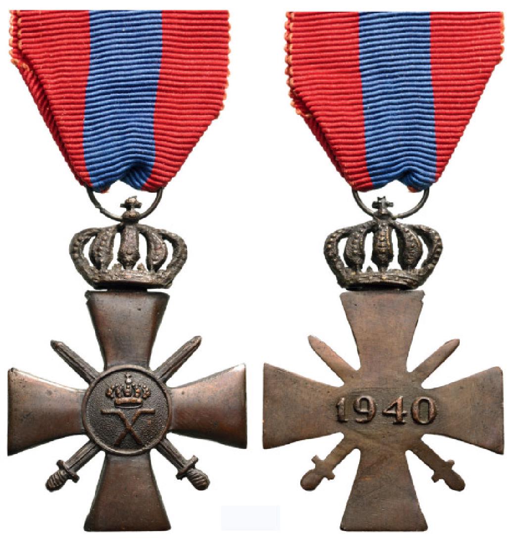 WAR CROSS, 1940: 3rd Class, Type with openwork crown, instituted in 1940. Breast Badge, 39 mm, Bronze, original suspension ring and ribbon. I