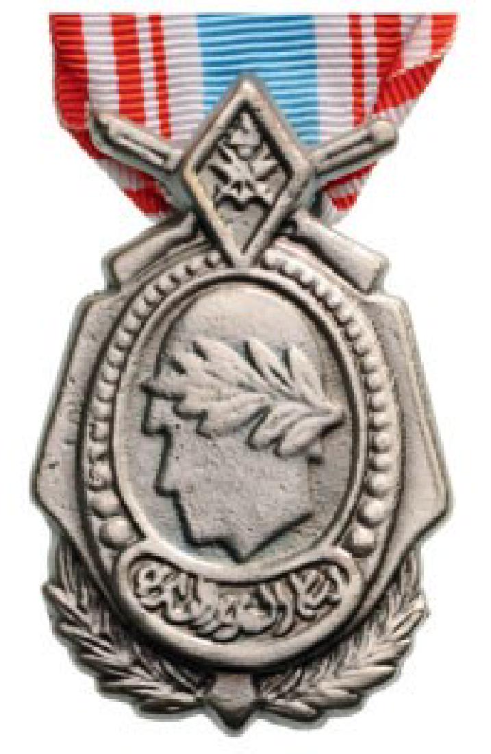 MILITARY VALOR MEDAL, instituted in 1971: 1st Class. Breast Badge, 55x36 mm, silvered Metal, original suspension ring and ribbon. I
