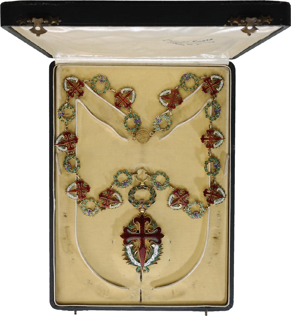 ORDER OF SAINT JAGO (SAINT JAMES) OF THE SWORD: Grand Collar, 2nd Type, instituted in 1789. Collar Badge, 98x50 mm, gilt Silver, one side enameled, laurel wreath suspension device. Collar made of 22 alternated medallions in gilt Silver and enamel, 
