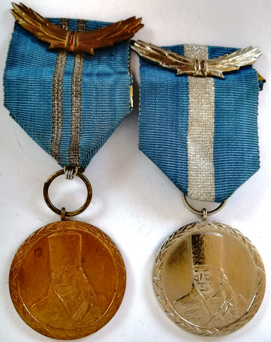 TUDOR VLADIMIRESCU MEDAL, instituted in 1966: Set 1-2 Classes. Breast Badges, 38 mm, Bronze gilt and silvered, original suspension ring and ribbon with palms. (2) I