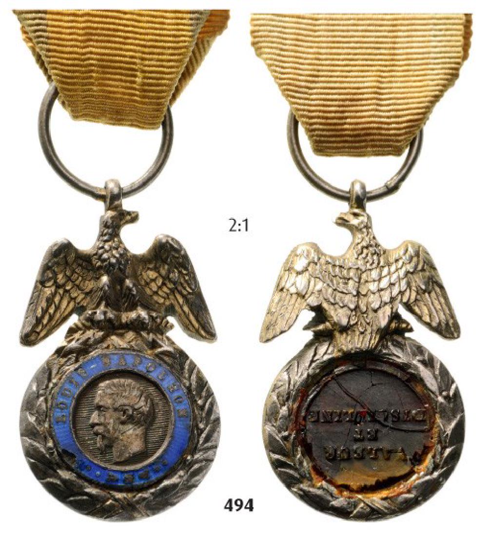 Military Medal, Napoleon III, HalfSize, 2nd Type: Breast Badge, silver partially gilt, 27x18 mm, obverse medallion silver enameled, reverse medallion is missing, original suspension ring and ribbon. IIIÂ 