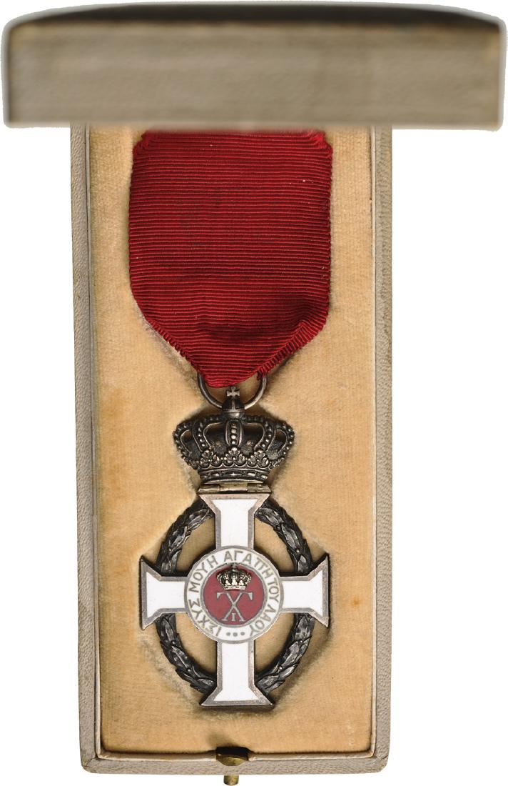 ORDER OF GEORGE I: Knight`s Silver Cross, 5th Class, instituted in 1915. Breast Badge, 62x35 mm, Silver, obverse enameled, superimposed part silver, original suspension ring and ribbon, in original case of issue by "Sou